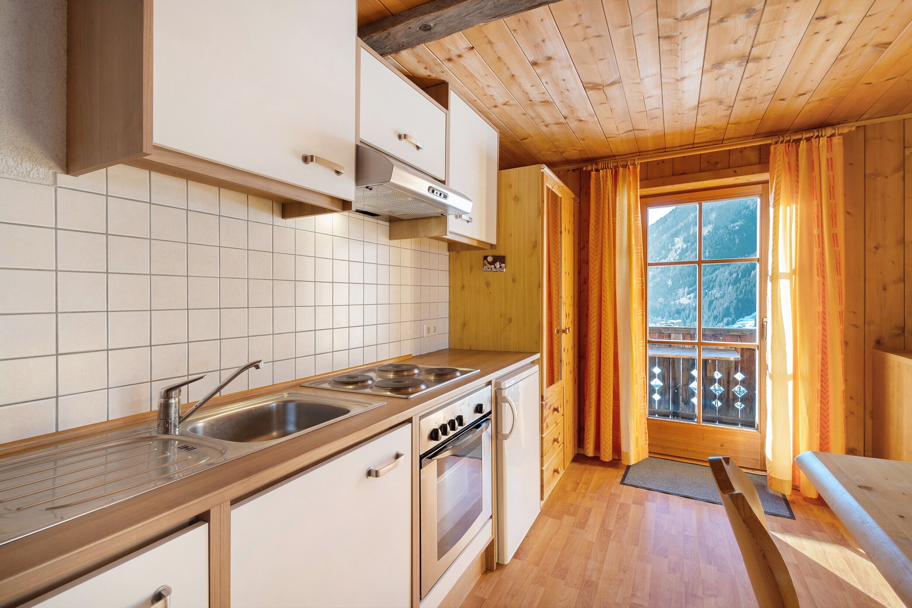 Fridge, oven, stovetop, coffee/tea maker