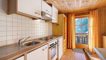 Fridge, oven, stovetop, coffee/tea maker