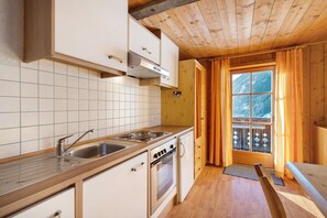 Fridge, oven, stovetop, coffee/tea maker - Studio Apartment 'Jelerhof Apt Talblick' with Mountain View, Shared Garden and Wi-Fi (Gsies)