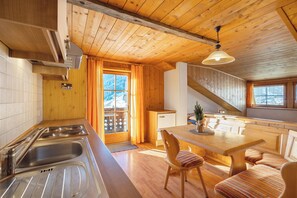 Een koelkast, een oven, een kookplaat, een koffiezetapparaat/waterkoker