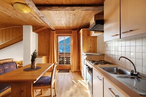 Fridge, oven, stovetop, coffee/tea maker - Studio Apartment 'Jelerhof Apt Dolomitenblick' with Mountain View, Shared Garden and Wi-Fi (Gsies)