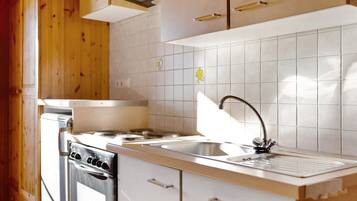 Een koelkast, een oven, een kookplaat, een koffiezetapparaat/waterkoker