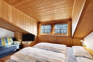 1 bedroom, free WiFi, bed sheets - Studio Apartment 'Jelerhof Apt Dolomitenblick' with Mountain View, Shared Garden and Wi-Fi (Gsies)