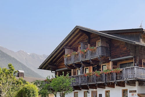 Studio Apartment 'Jelerhof Apt Dolomitenblick' with Mountain View, Shared Garden and Wi-Fi