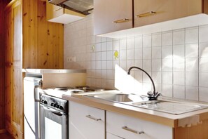 Kjøleskap, ovn, kokeplater og kaffetrakter/tekoker