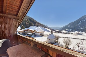 Property grounds - Studio Apartment 'Jelerhof Apt Dolomitenblick' with Mountain View, Shared Garden and Wi-Fi (Gsies)