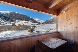 Dining - Studio Apartment 'Jelerhof Apt Zirm' with Mountain View, Shared Garden and Wi-Fi (Gsies)