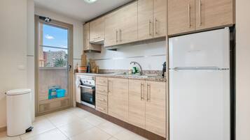 Køleskab, ovn, kogeplade, kaffe-/temaskine