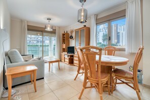 Télévision, jeux vidéo, table de tennis de table