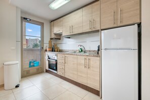 ثلاجة، فرن، موقد طهي مسطح، ماكينة لصنع القهوة/الشاي