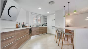 Fridge, microwave, dishwasher, coffee/tea maker