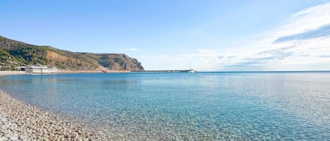 Una spiaggia nelle vicinanze