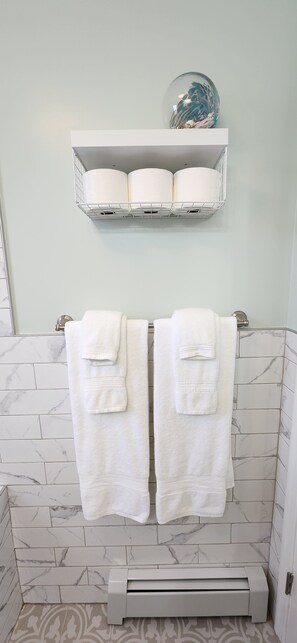 Eco-friendly toiletries, hair dryer, towels, soap - The Gumball Bungalow Est. 1886. 2BR. Free Smiles (Woodbridge Township)