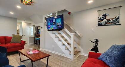 The Gumball Bungalow Est. 1886. 2BR. Free Smiles