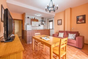 Dining - Apartment 'Apartamento De 2 A 4 Personas' with Lake View, Balcony and Wi-Fi (Güejar Sierra)