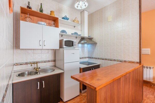 Kühlschrank, Herdplatte, Wasserkocher mit Kaffee-/Teezubehör, Toaster