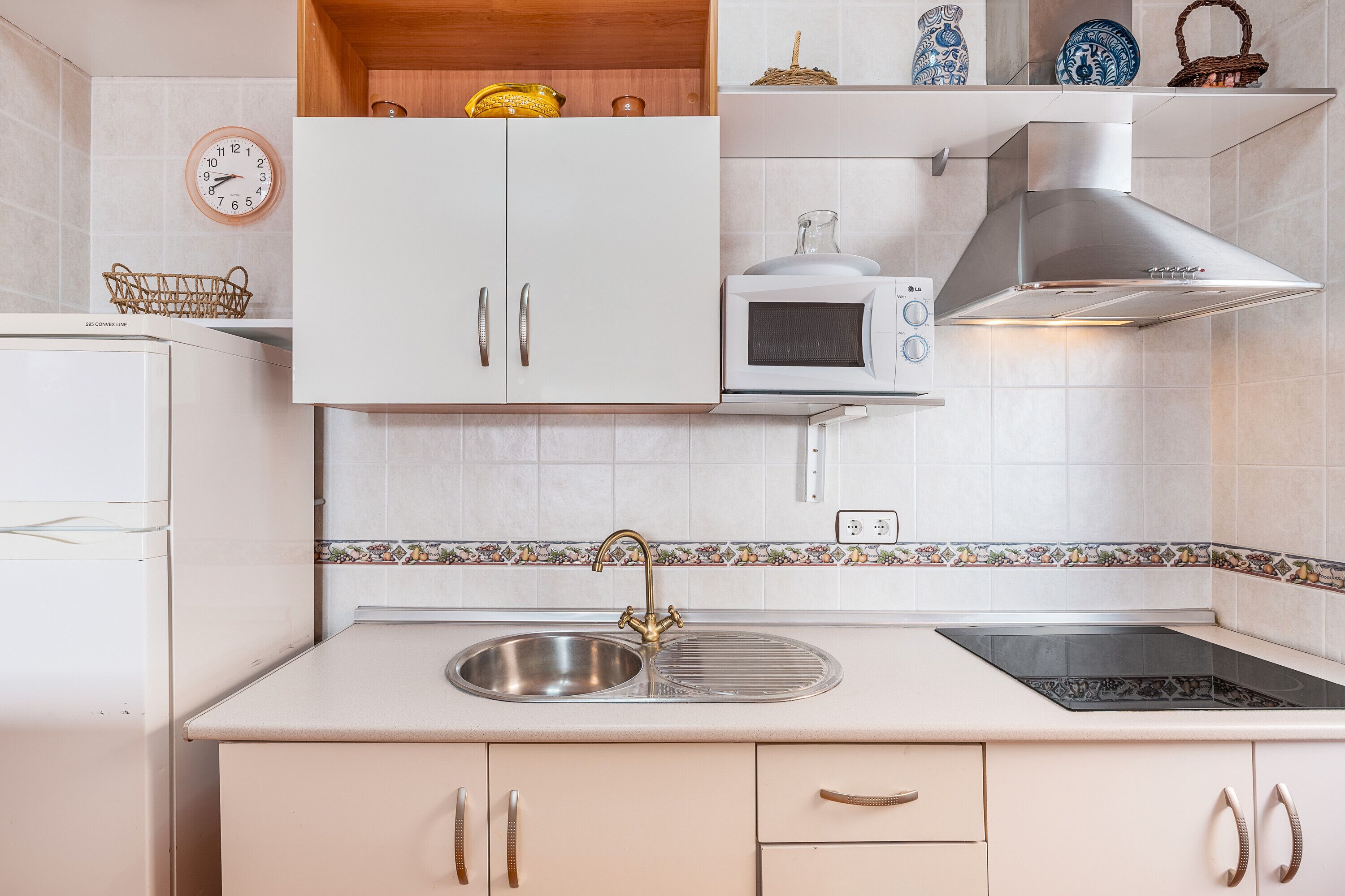 Refrigerador, parrilla de estufa, cafetera y tetera y tostadora 