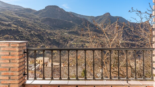 A balcony with a view of a mountainous landscape. - Apartment 'Apartamento De 1 A 2 Personas' with Balcony and Wi-Fi (Güejar Sierra)