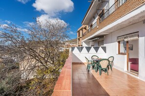 Un bâtiment doté d’une terrasse, d’un espace extérieur aménagé et offrant une vue sur le paysage environnant.