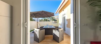 Villa 'Acacia - Centre-ville, Pmr' with Private Terrace, Wi-Fi and Air Conditioning