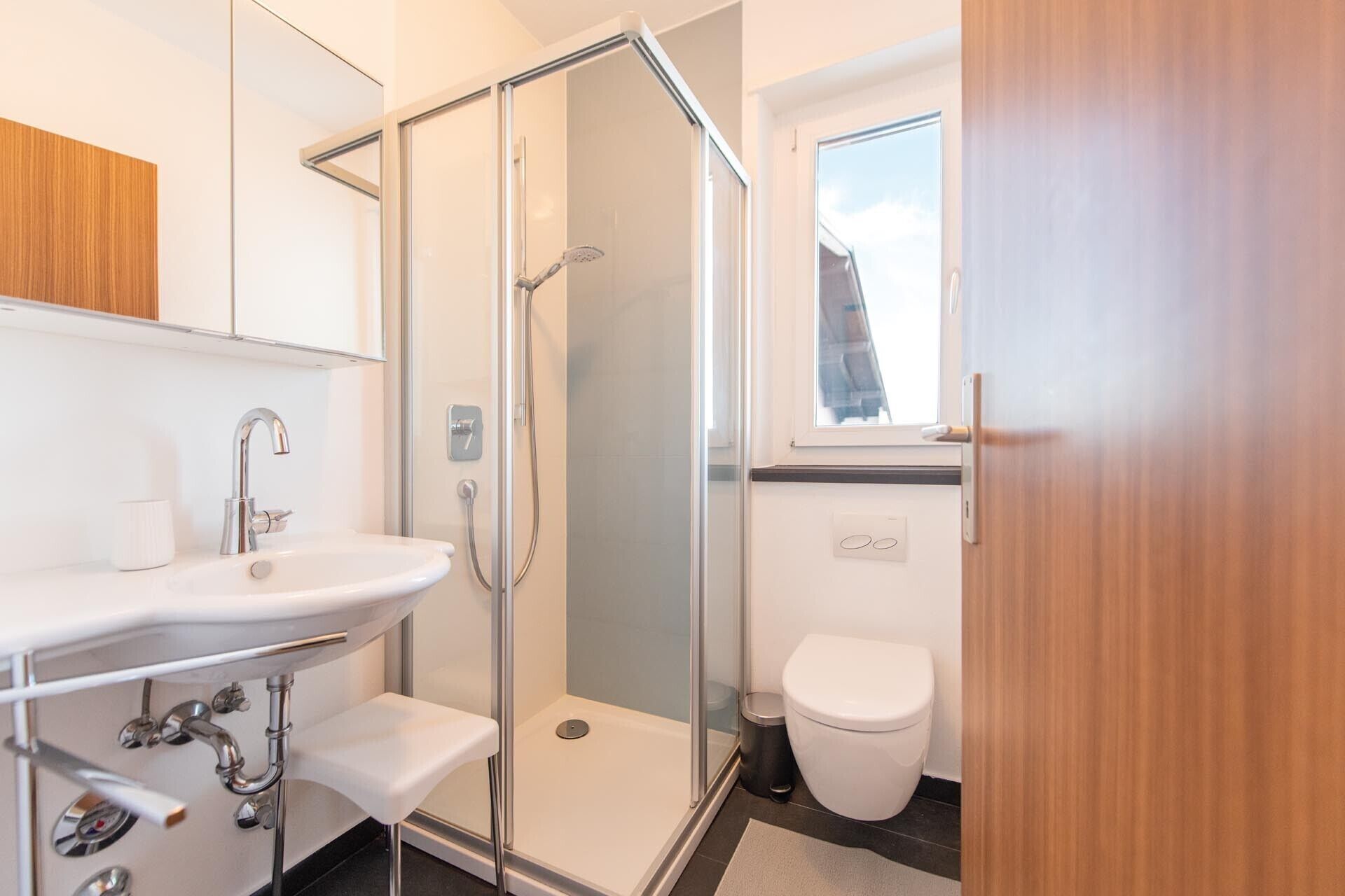 Regadera, secadora de cabello, toallas 