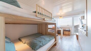 Tabla de planchar con plancha, wifi gratis y ropa de cama