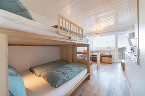 Tabla de planchar con plancha, wifi gratis y ropa de cama 