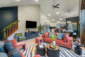 Una Smart TV, una chimenea, un futbolín, una mesa de tenis de mesa