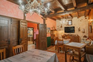 Dining - Vacation Home "La Morada Del Cura" with Private Garden, Balcony & Wi-Fi (Calabazas de Fuentidueña)