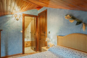 5 bedrooms, free WiFi, bed sheets - Vacation Home "La Morada Del Cura" with Private Garden, Balcony & Wi-Fi (Calabazas de Fuentidueña)