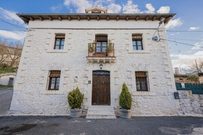 Exterior - Vacation Home "La Morada Del Cura" with Private Garden, Balcony & Wi-Fi (Calabazas de Fuentidueña)