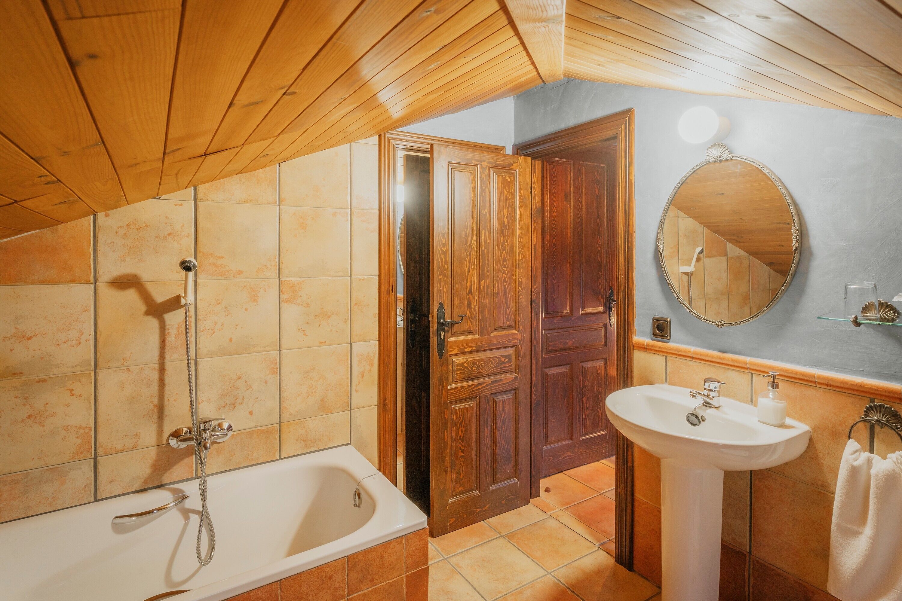 Een douche, een haardroger, handdoeken