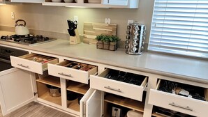 Une cuisine moderne dotée de meubles encastrés et d’un plan de travail.