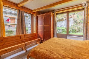 2 bedrooms, iron/ironing board, travel cot, free WiFi