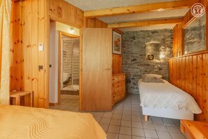 3 bedrooms, iron/ironing board, travel cot, free WiFi