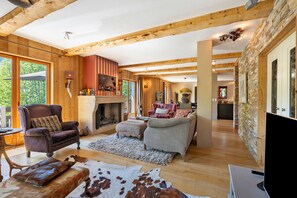 TV, fireplace - Chalet La Coste – French Alps- with Mountain Views, Private Terrace and Wi-Fi (Colmars)
