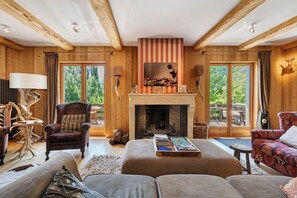 TV, fireplace - Chalet La Coste – French Alps- with Mountain Views, Private Terrace and Wi-Fi (Colmars)