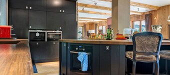 Chalet La Coste – French Alps- with Mountain Views, Private Terrace and Wi-Fi