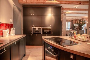 Refrigerador, microondas, horno y lavavajillas 