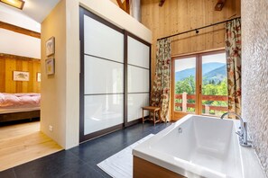 4 bedrooms, WiFi (free), bed sheets