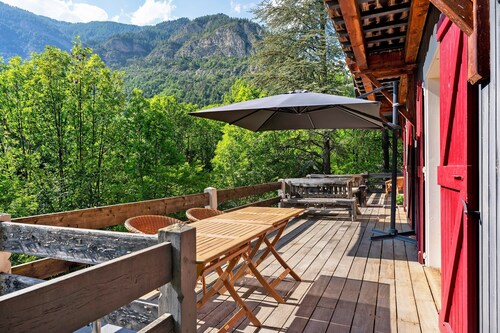 Chalet La Coste – French Alps- with Mountain Views, Private Terrace and Wi-Fi