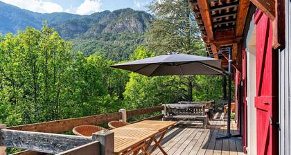 Chalet La Coste – French Alps- with Mountain Views, Private Terrace and Wi-Fi