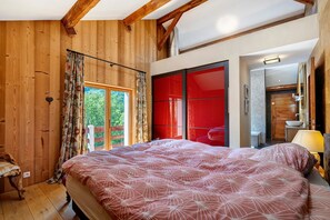 4 bedrooms, WiFi (free), bed sheets
