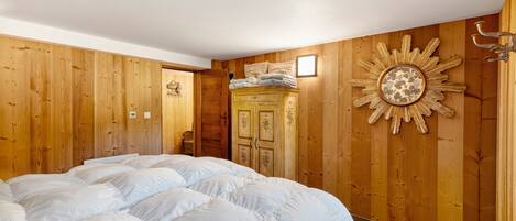 4 bedrooms, WiFi (free), bed sheets