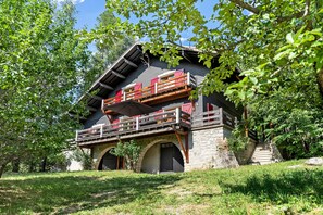Exterior - Chalet La Coste – French Alps- with Mountain Views, Private Terrace and Wi-Fi (Colmars)