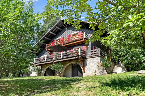 Chalet La Coste – French Alps- with Mountain Views, Private Terrace and Wi-Fi