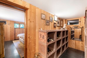 4 bedrooms, free WiFi, bed sheets - Chalet La Coste – French Alps- with Mountain Views, Private Terrace and Wi-Fi (Colmars)