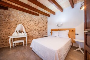 6 bedrooms, iron/ironing board, free WiFi, bed sheets