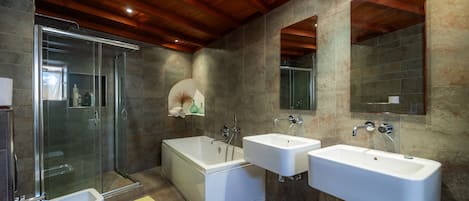Dusche, Haartrockner, HandtĂŒcher