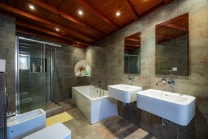 Dusch, hårtork och handdukar